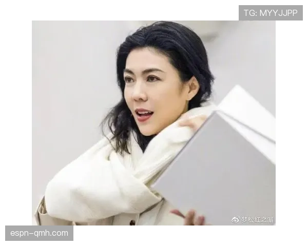 鲍春来退役后这松弛感谁懂啊，当年赛场上的冷面杀手现在晒着太阳喝咖啡